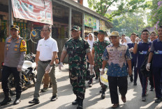 Kodim 0402/OKI dan Pemkab Gelar Karya Bakti Bersihkan Pasar Kayuagung dalam Rangka HUT TNI ke-79