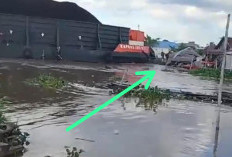 Kapal Tongkang Batu Bara Hilang Kendali dan Seruduk Rumah Rakit Warga di Kertapati Palembang