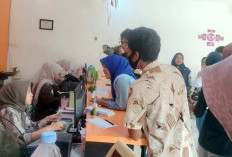 Ratusan Honorer Serbu Kantor Pos Kayuagung, Cairkan BSU Rp600 Ribu