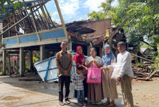 Lapuk Dimakan Usia, Rumah Dihuni 7 Prang di Mangun Jaya OKI Ambruk
