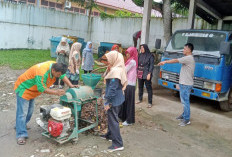 Mengelola Sampah Daun Jadi Kompos, DLH OKI Ciptakan Lingkungan Bersih dan Asri