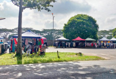 Berburu Baju Bekas untuk Lebaran, Pengunjung Padati Taman Segitiga Emas Kayuagung