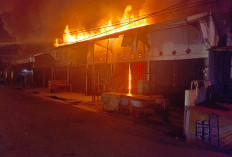Kebakaran di Pasar Kayuagung Hanguskan Tujuh Kios, Warga Khawatir Api Menyebar