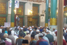 Penuh Khidmat! Zikir dan Doa Bersama Warnai Malam Tahun Baru 2025 di Masjid Agung Palembang