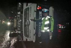 Lakalantas di Desa Tugu Jaya, Truk Fuso Terguling Usai Hindari Mobil Menyalip