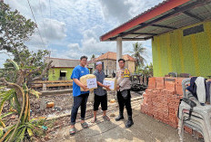 Dua Rumah Terbakar, Tiga Keluarga di Desa Simpang Empat Terima Bantuan Polsek Jejawi