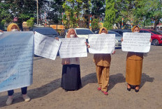 Guru SD Negeri 6 Kayuagung Gelar Aksi di Depan Disdik OKI, Tuntut Mundur Kepsek, Ini Alasannya