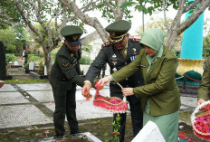 Peringatan HUT TNI ke-79, Kodim 0402/OKI Berikan Santunan dan Ziarah Makam Pahlawan