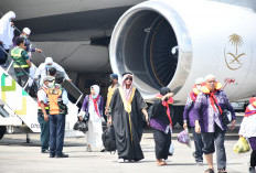 Jemaah Haji Kloter 14 Debarkasi Palembang Tiba di Bandara SMB II Palembang, Lihat Nih Gayanya, Kece Badai! 