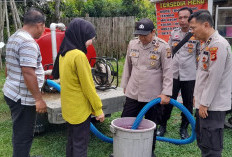 Polsek Pedamaran dan Air Sugihan Salurkan Air Bersih untuk Warga Terdampak Pemadaman Listrik di OKI