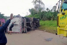 Truk Bermuatan Sayuran Terguling di Jalintim Palembang-Jambi, Sebabkan Kemacetan Beberapa Jam