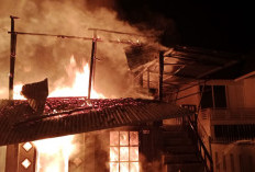 Kebakaran Hebat di Kelurahan Perigi Kayugung, Dua Rumah Panggung Hangus Terbakar