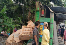 Hilang Kendali, Truk Kontainer Bermuatan 39 Ton Triplek Terguling di Jalintim Kayuagung