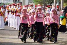 Ratusan Pelajar di OKI Meriahkan Lomba Gerak Jalan HUT RI dengan Kostum Unik