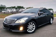 Mengulas Toyota Crown: Sedan Mewah dengan Mesin Bertenaga dan Fitur Keamanan Terkini