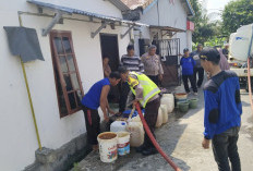 Kesulitan Air Bersih, Warga Desa Palemraya Ogan Ilir Terima Bantuan Air Bersih dari Polsek Indralaya 