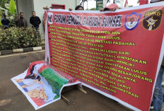 Pakai Keranda Mayat, Demo Kecurangan PPDB SMA di Palembang Desak Tetapkan Kadisdik Tersangka