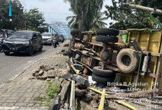Truk Bermuatan Pasir Terguling di Jembatan Komering, Warung Warga Rusak