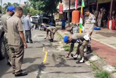 Satpol PP Prabumulih Hapus Coretan Lapak Pedagang di Jalan Jenderal Sudirman