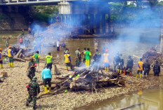 Tumpukan Sampah Ancam Kerusakan Struktur Jembatan Ogan