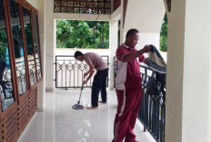 Personel Polsek SP Padang Bersihkan Tempat Ibadah Sambut HUT Bhayangkara ke-78