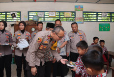 Dukung Generasi Sehat, Polres dan Pemkab OKI Gelar Program Makan Siang Bergizi di SDN 5 Kayuagung