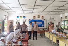 Polsek Jejawi Bagikan Makan Siang Bergizi ke Siswa SD Negeri 1 Karang Agung