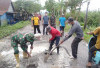 Warga dan Aparat Gotong Royong Perbaiki Jalan Rusak di Pedamaran OKI