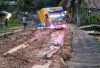 Hujan Deras Bikin Jalan Poros di Cengal Jadi Kubangan Lumpur, Truk Terjebak Tak Bisa Keluar