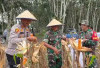 Bersama Petani, Kapolsek Lempuing Jaya Panen 800 Kg Jagung